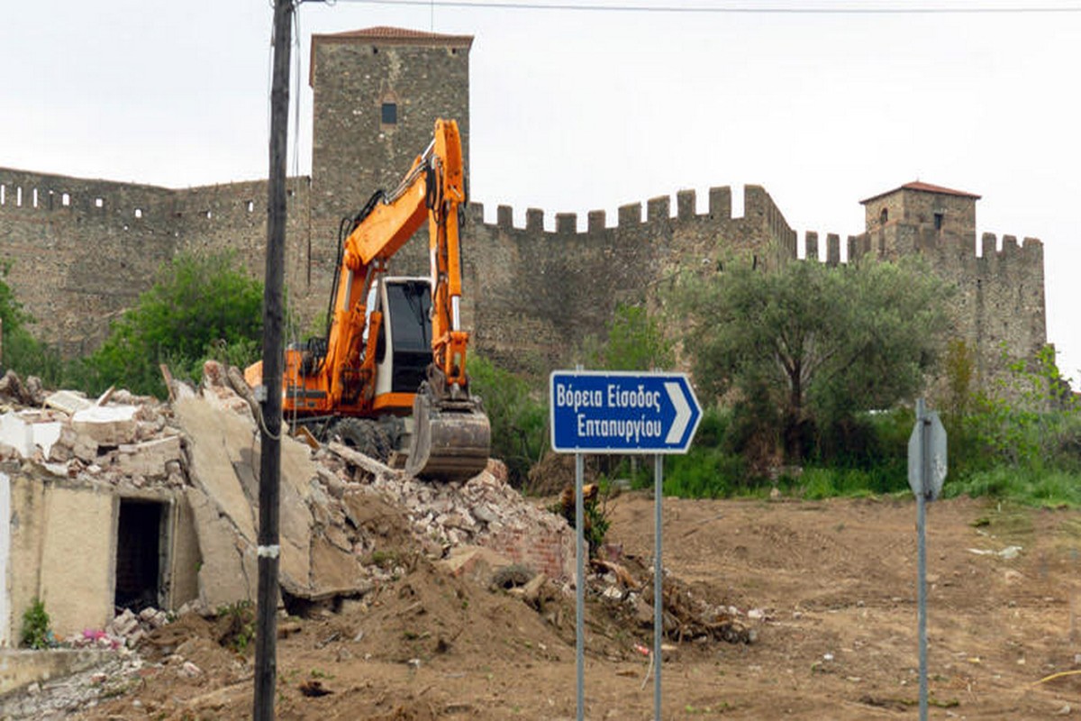 Κατεδαφίστηκε εγκαταλειμμένο κτίσμα στο Επταπύργιο για την κατασκευή μνημείου εκτελεσθέντων 