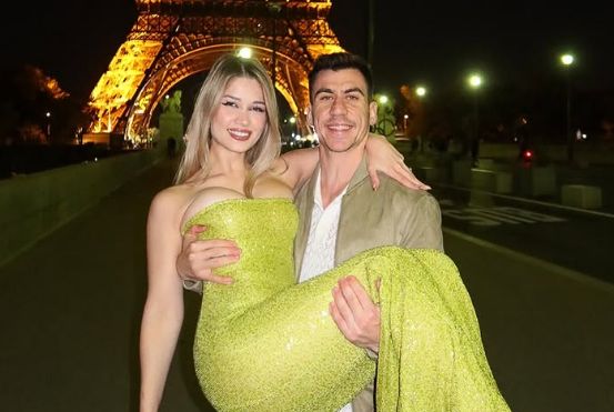 Ο Φειδίας Παναγιώτου ανεβαίνει τα σκαλιά της εκκλησίας