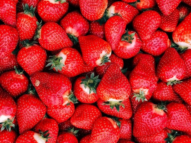 Χοληστερόλη: Το κατακόκκινο φρούτο που «διαλύει» τα λίπη στις αρτηρίες