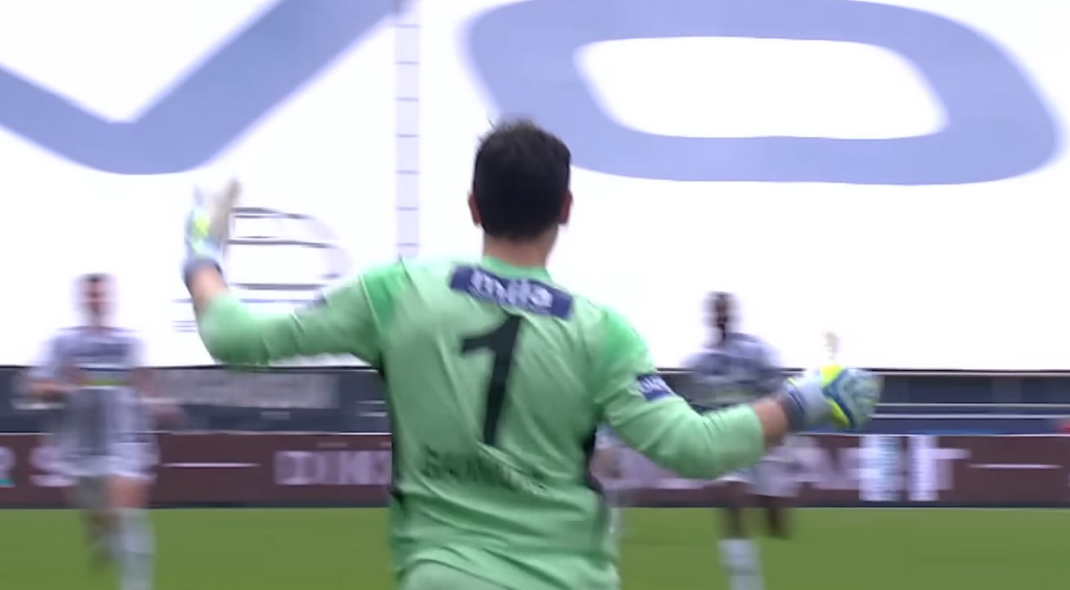 Το γκολ της χρονιάς στην Τουρκία: Έλληνας γκολκίπερ «εκτέλεσε» τον αντίπαλο από την… εστία του (VIDEO)