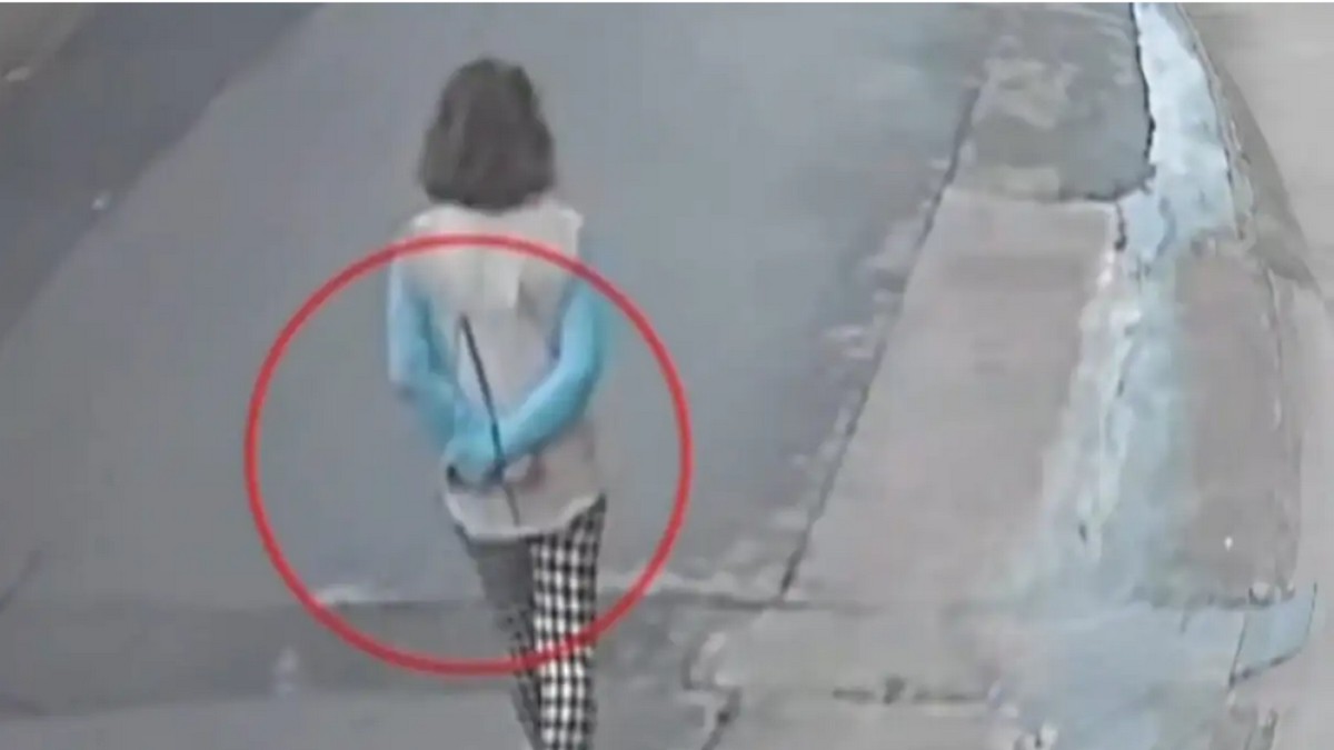 H τραγική ιστορία της 30χρονης που περπατούσε δεμένη πισθάγκωνα και ξυπόλητη λίγο πριν πεθάνει (VIDEO)