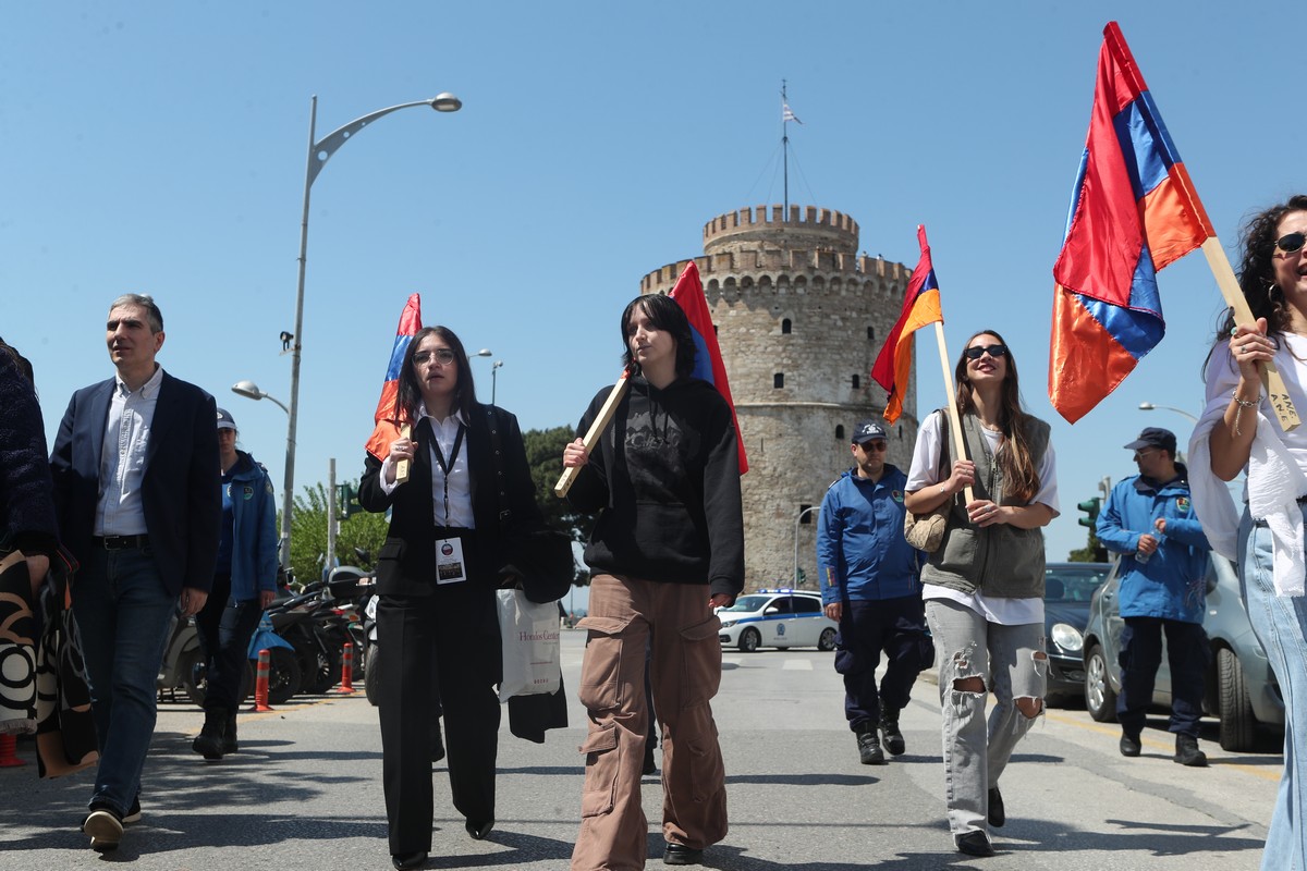 Με σιωπηρή πορεία ολοκληρώθηκε η εκδήλωση μνήμης στη Θεσσαλονίκη για τη Γενοκτονία των Αρμενίων (ΦΩΤΟ)