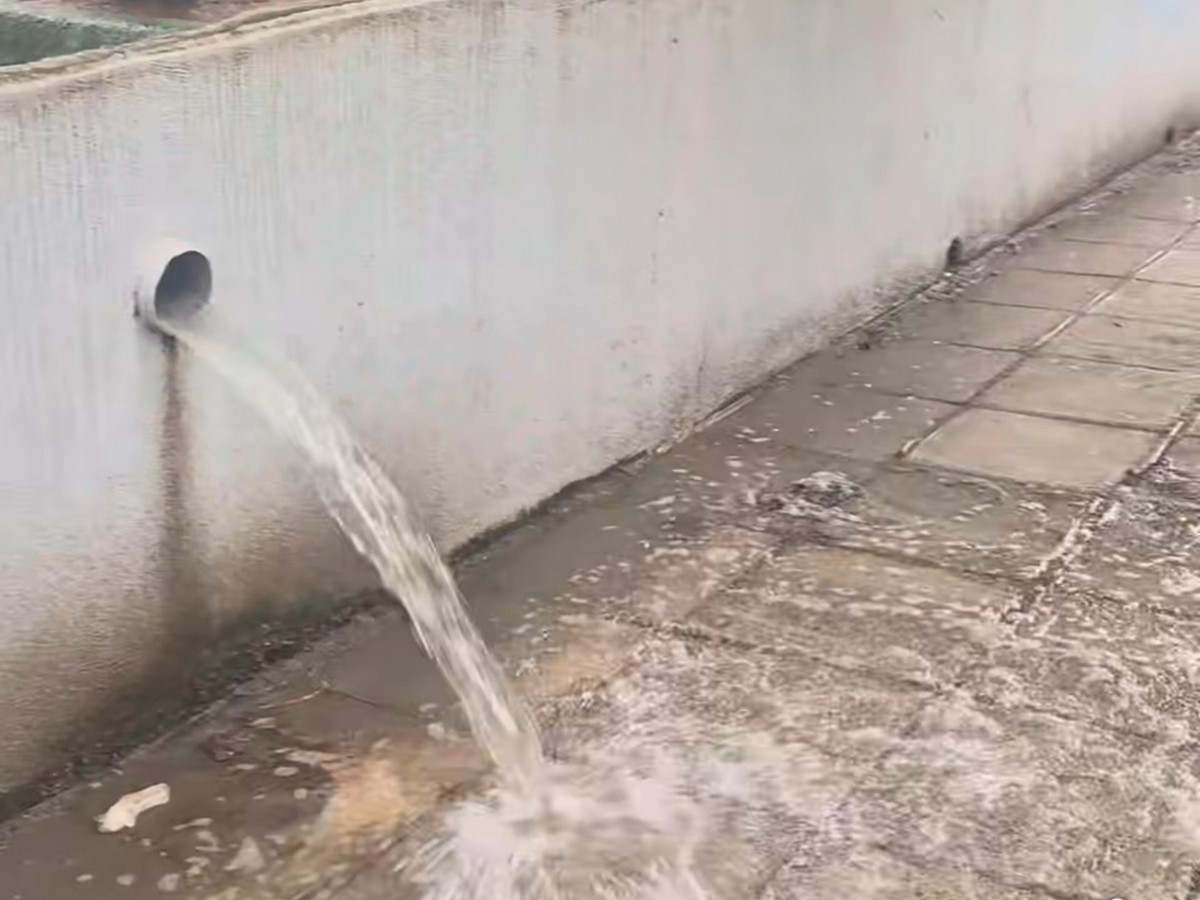 Δρόμος μετατράπηκε σε χείμαρρο από την ξαφνική καταιγίδα στη Θεσσαλονίκη (VIDEO)