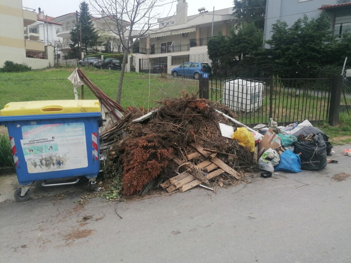 «Έπεσε» πρόστιμο 600 ευρώ σε δημότη στη Θέρμη  που πέταξε ογκώδη δίπλα σε κάδο
