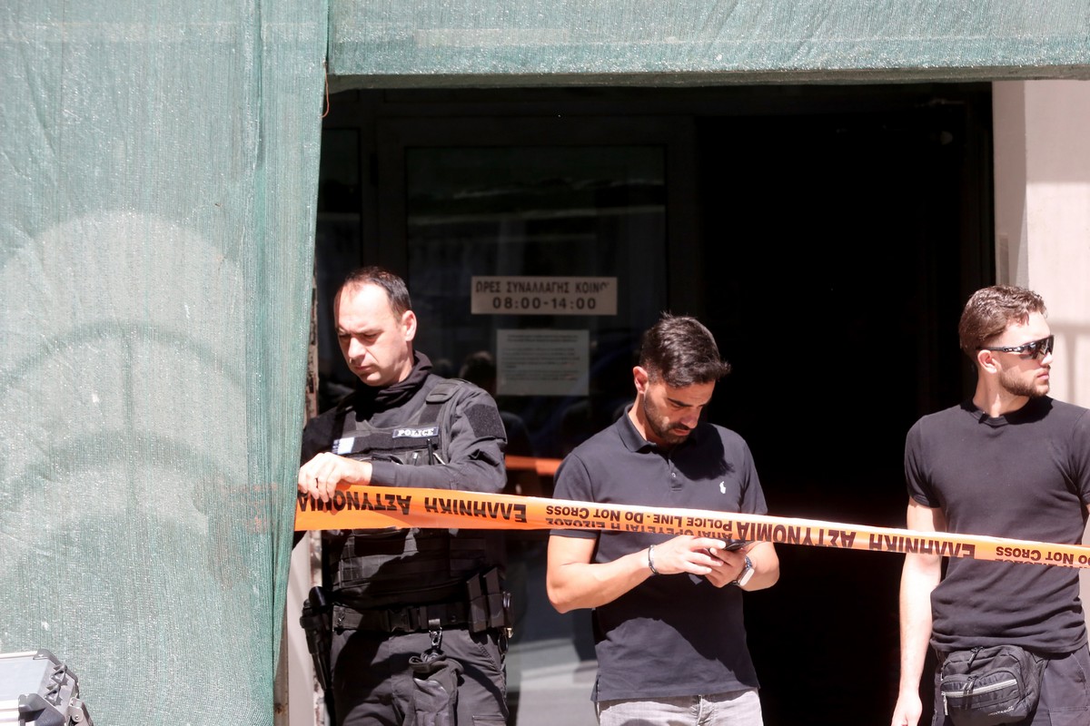 Ανθρωποκυνηγητό για τον 89χρονο που άνοιξε πυρ στο Ειρηνοδικείο και στον ΕΦΚΑ Κεραμεικού – Τέσσερις τραυματίες (VIDEO)