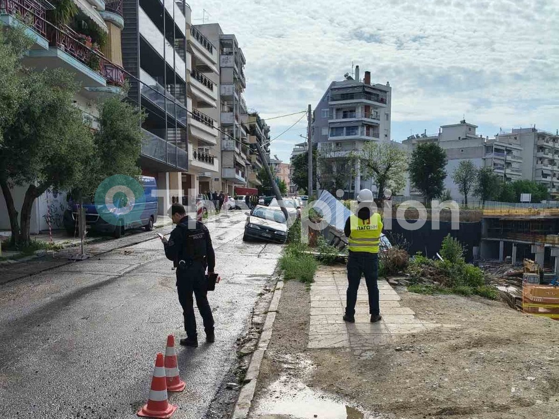 Τοιχίο κατέρρευσε στους Στάβλους Παπάφη κατά τη διάρκεια εργασιών για οπτική ίνα – Στον «αέρα» οχήματα (ΦΩΤΟ)