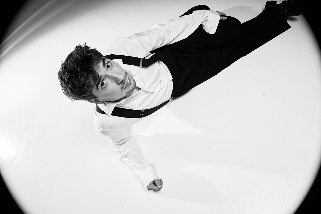 Ο Κωστής παρουσιάζει το νέο του άλμπουμ «Φέιγ Βολάν» στη Θεσσαλονίκη στη Μικρή Σκηνή