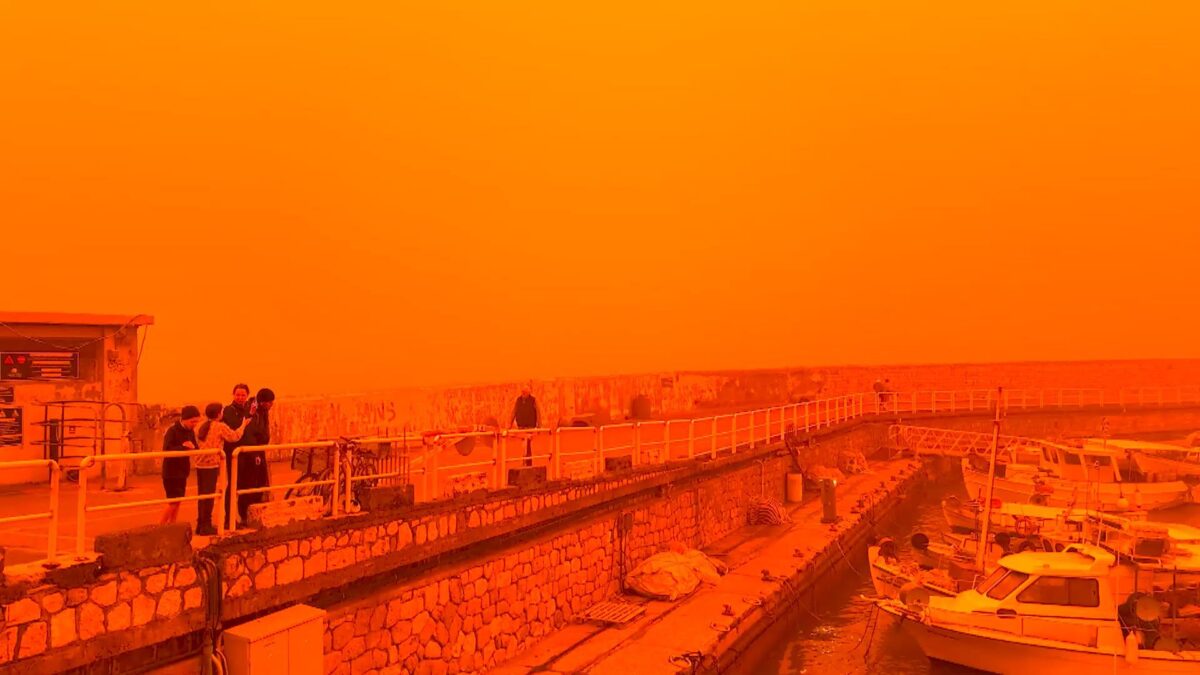 Γιαγιά πιστεύει πως η αφρικανική σκόνη στην Κρήτη είναι η προφητεία για τη Δευτέρα Παρουσία (VIDEO)