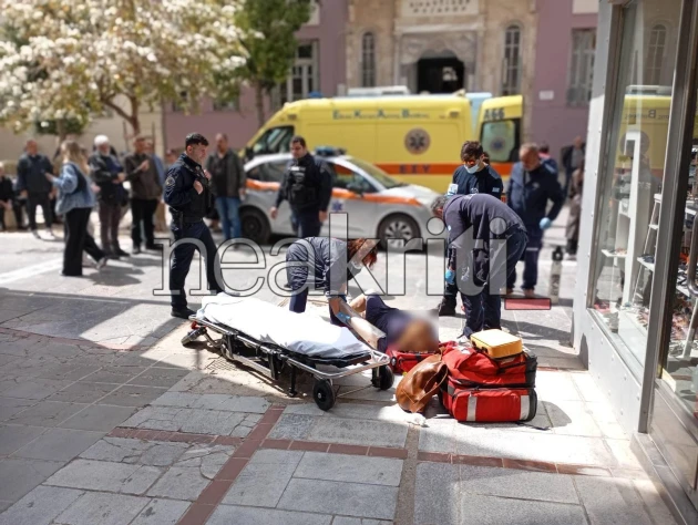 Τουρίστρια έπεσε σε λακκούβα πεζοδρομίου – Τραυματίστηκε σοβαρά (ΦΩΤΟ)