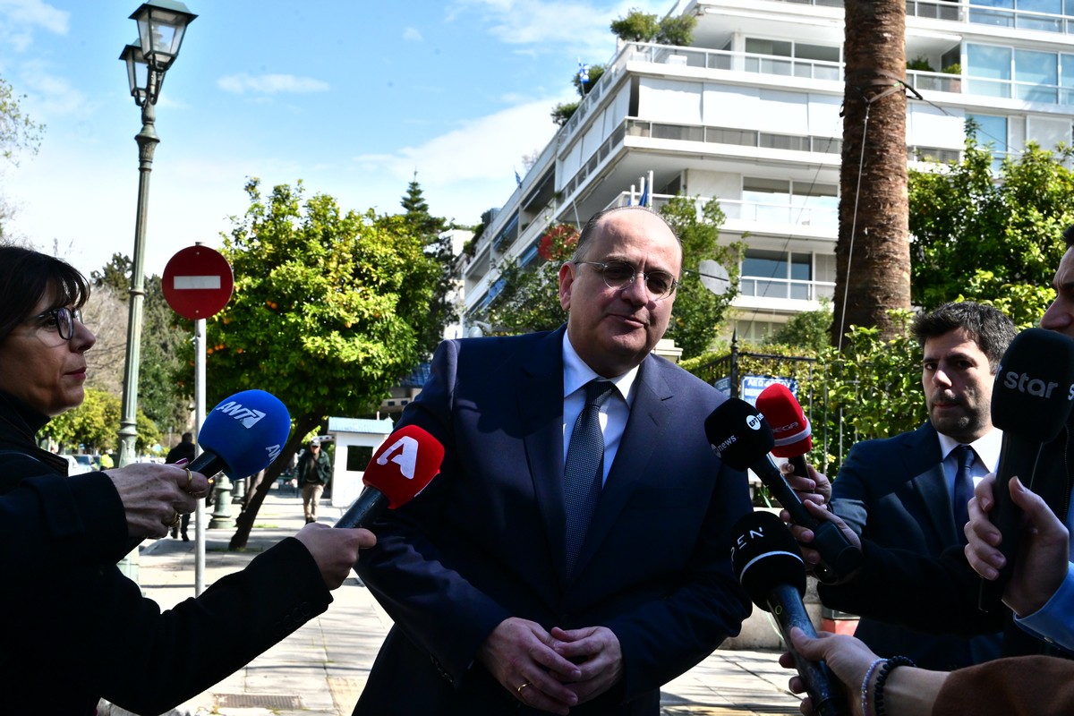 «Πυρά» της αντιπολίτευσης κατά της κυβέρνησης μετά την παραίτηση Λαζαρίδη