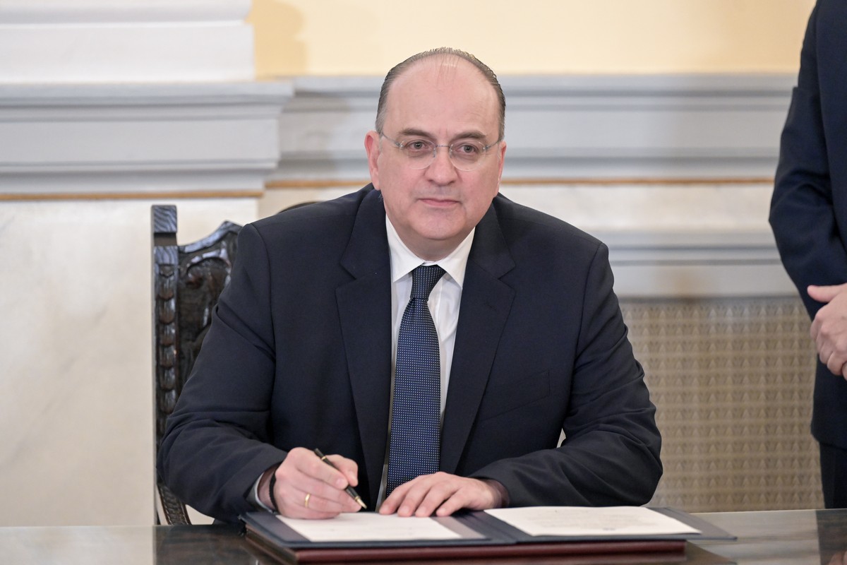 Το πτυχίο του Μακάριου, επιλεκτικές παρακολουθήσεις, αμετροέπειες, και τιμές