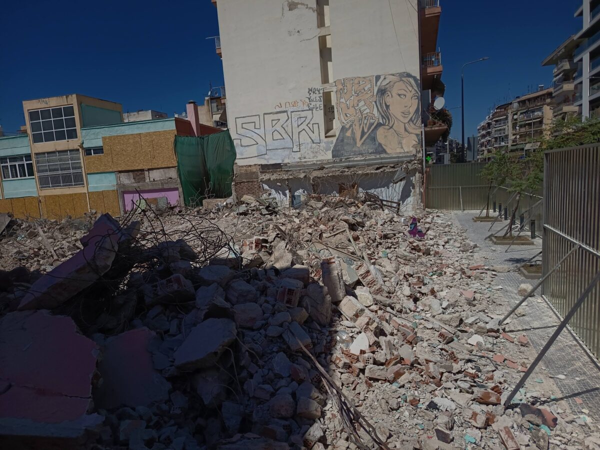 Κατεδαφίστηκε λυόμενο σχολικό κτίριο στη Δελφών (ΦΩΤΟ)