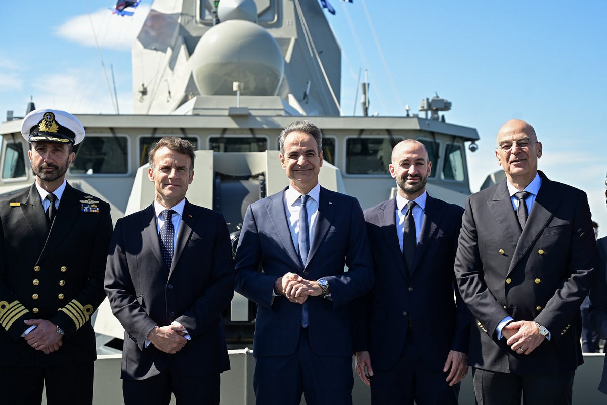 «Αμυντική γέφυρα» Ελλάδας και Γαλλίας – Στη φρεγάτα «Κίμων» Μητσοτάκης και Μακρόν (ΦΩΤΟ-VIDEO)