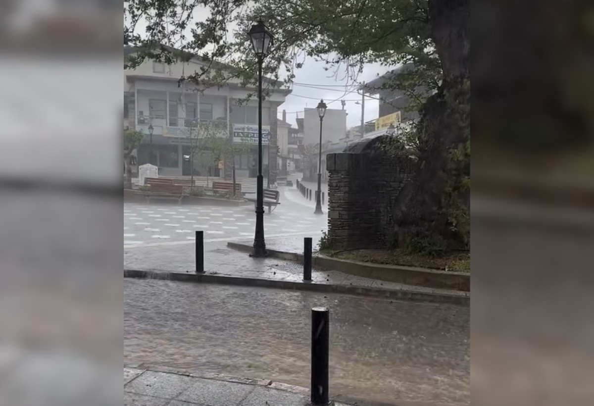 Δρόμος μετατράπηκε σε χείμαρρο από την ξαφνική καταιγίδα στη Θεσσαλονίκη (VIDEO)