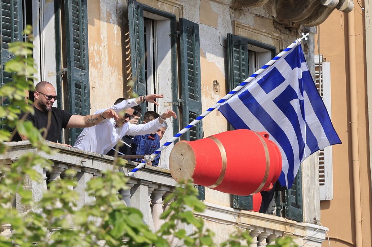 Σπάσιμο των Μπότηδων: Έγινε η πρώτη συμβολική Ανάσταση σε Κέρκυρα-Πρέβεζα (ΦΩΤΟ+VIDEO)