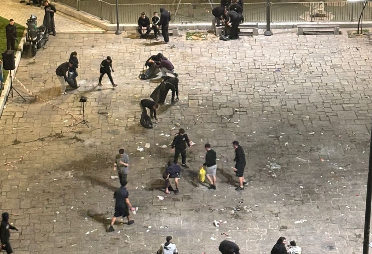 Παράδειγμα προς μίμηση οι φίλαθλοι του ΠΑΟΚ – Καθάρισαν την πλατεία Ναυαρίνου μετά τον τελικό (ΦΩΤΟ)