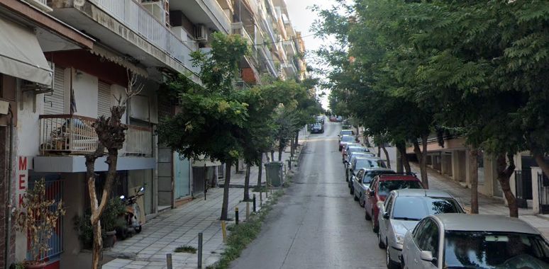 Πέταξαν τεράστια τσιμεντένια πλάκα σε πεζοδρόμιο στη Θεσσαλονίκη (ΦΩΤΟ)