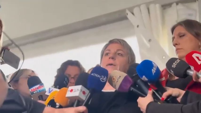 «Καραμανλή λείπει η καρέκλα σου» – Ξέσπασε η Μαρία Ντόλκα μετά την διακοπή στη δίκη των Τεμπών (VIDEO)