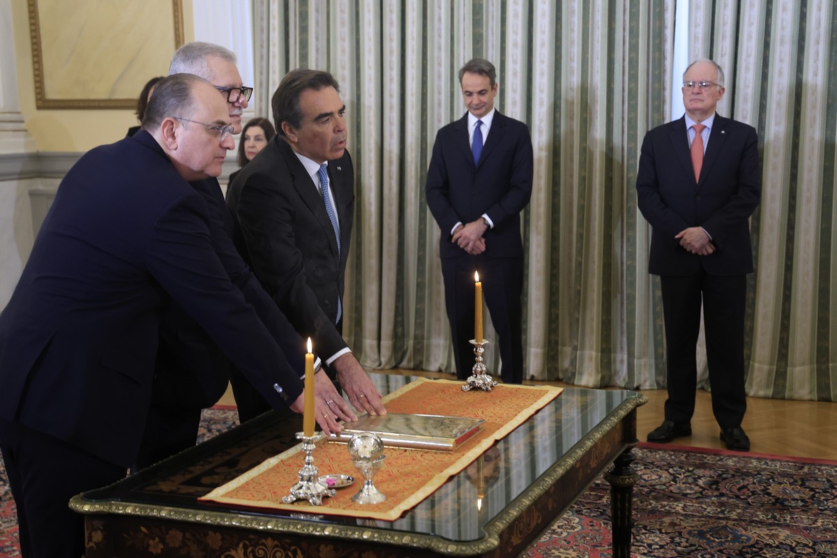 Ορκίστηκαν τα νέα μέλη της κυβέρνησης (ΦΩΤΟ-VIDEO)