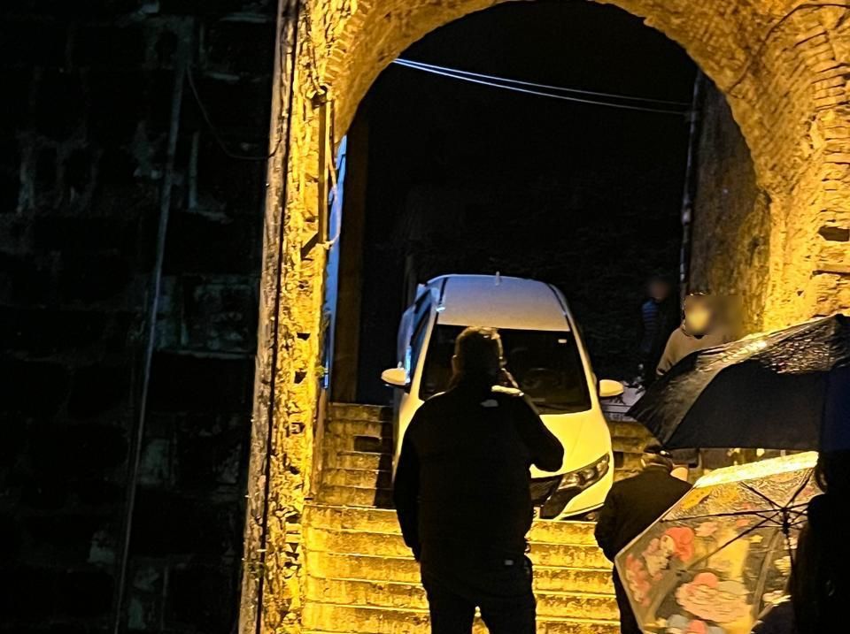 Αυτοκίνητο σφήνωσε στα… σκαλιά του κάστρου των Ιωαννίνων (ΦΩΤΟ)