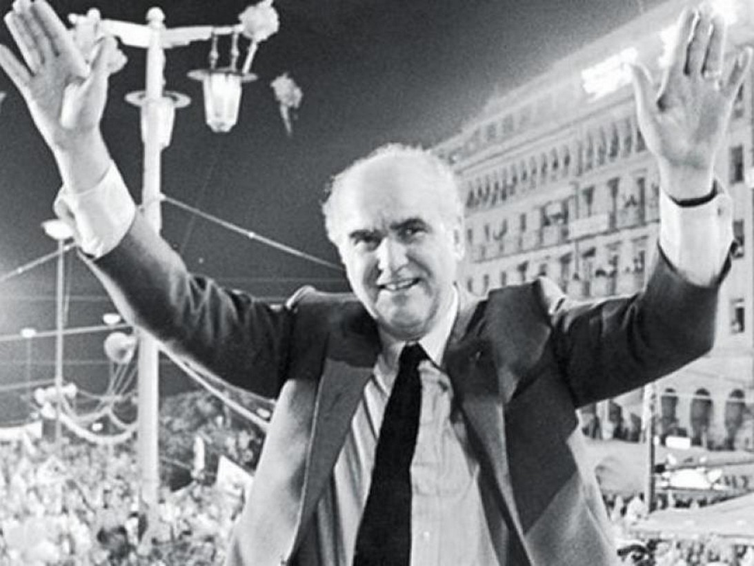 «Τσοβόλα δώστα όλα»: Η φράση που έγινε συνώνυμο της παροχολογίας