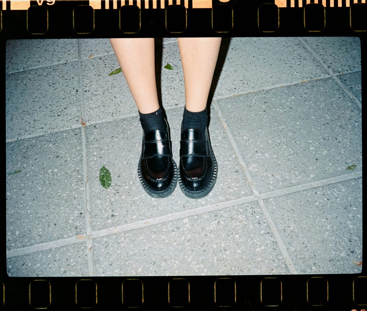 Από τα sneakers στην κομψότητα: Η επιστροφή των loafers αλλάζει το σύγχρονο στιλ