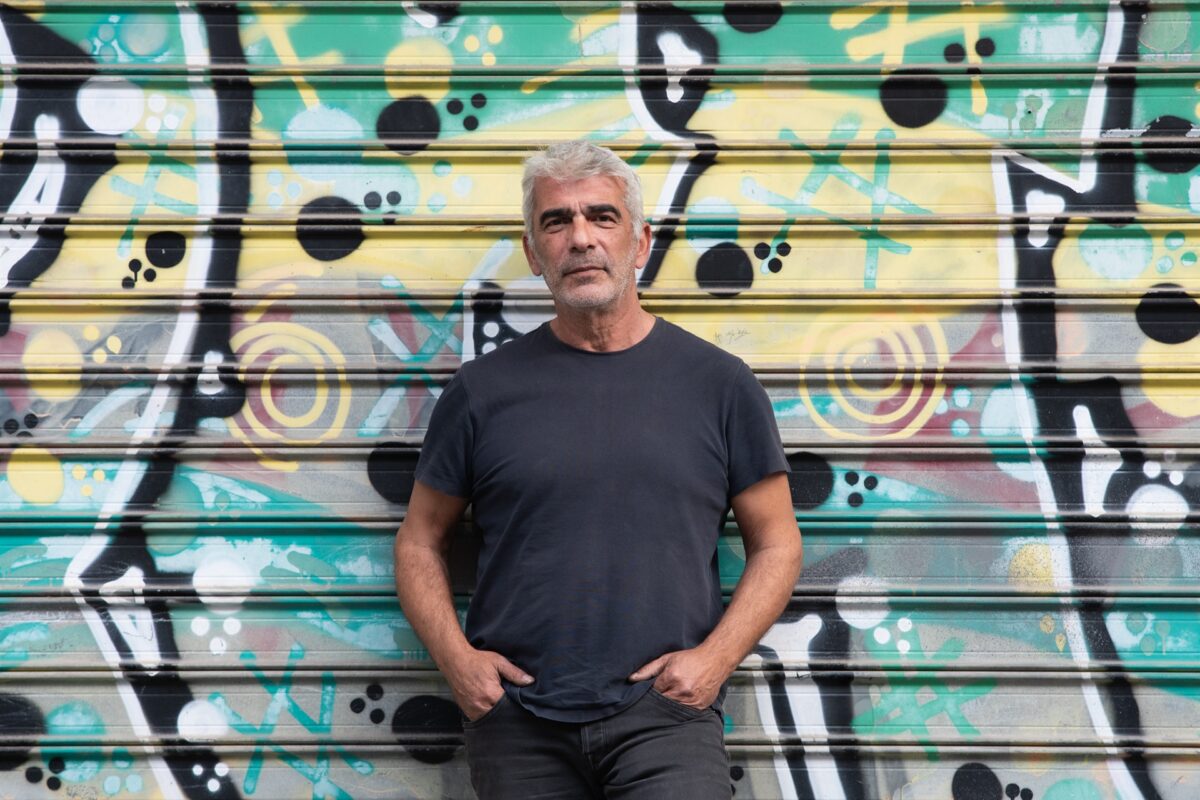 «30 χρόνια Μήτσος!»: Ο Δημήτρης Μυστακίδης μας καλεί στη Μονή Λαζαριστών για να γιορτάσουμε