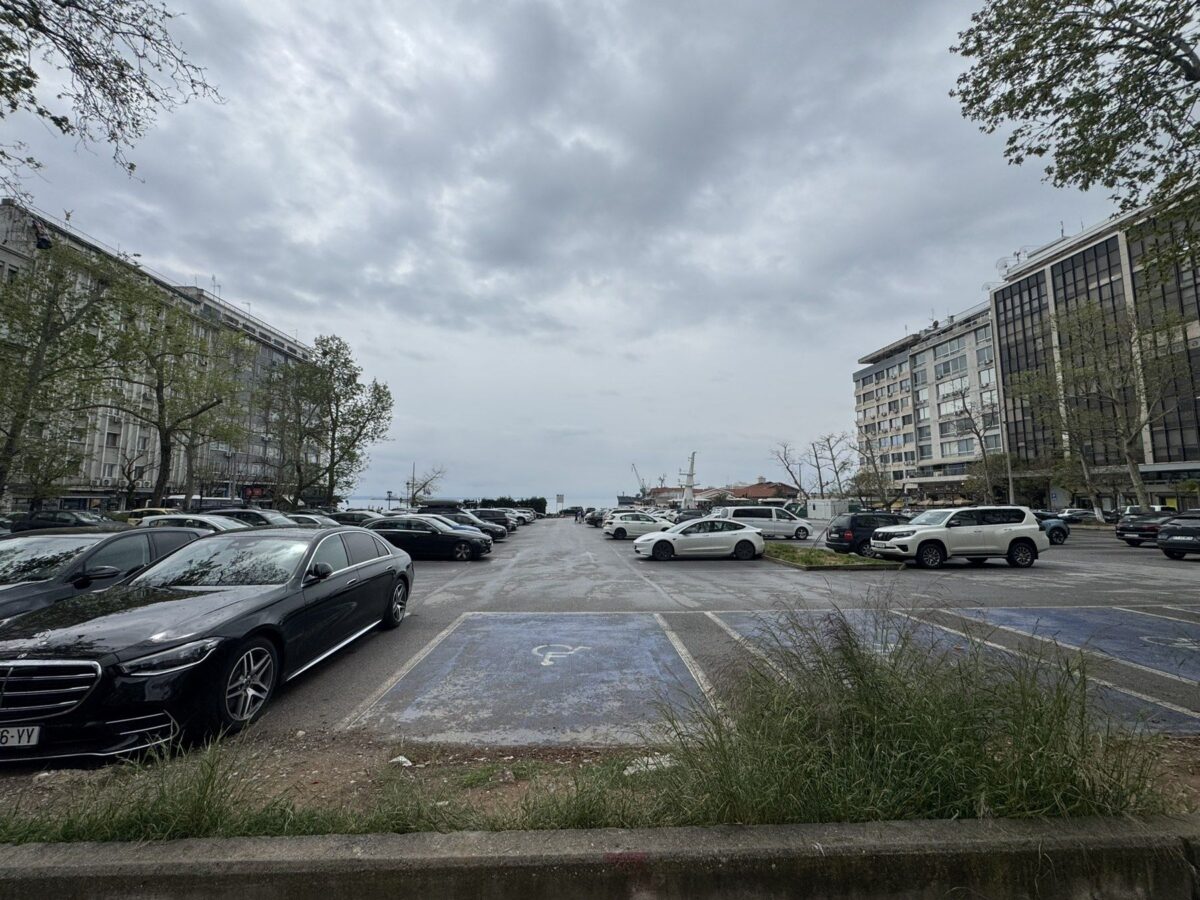 Θεσσαλονίκη: Έγινε ξανά πάρκινγκ η πλατεία Ελευθερίας – Τι απαντούν οι αρμόδιοι (ΦΩΤΟ)