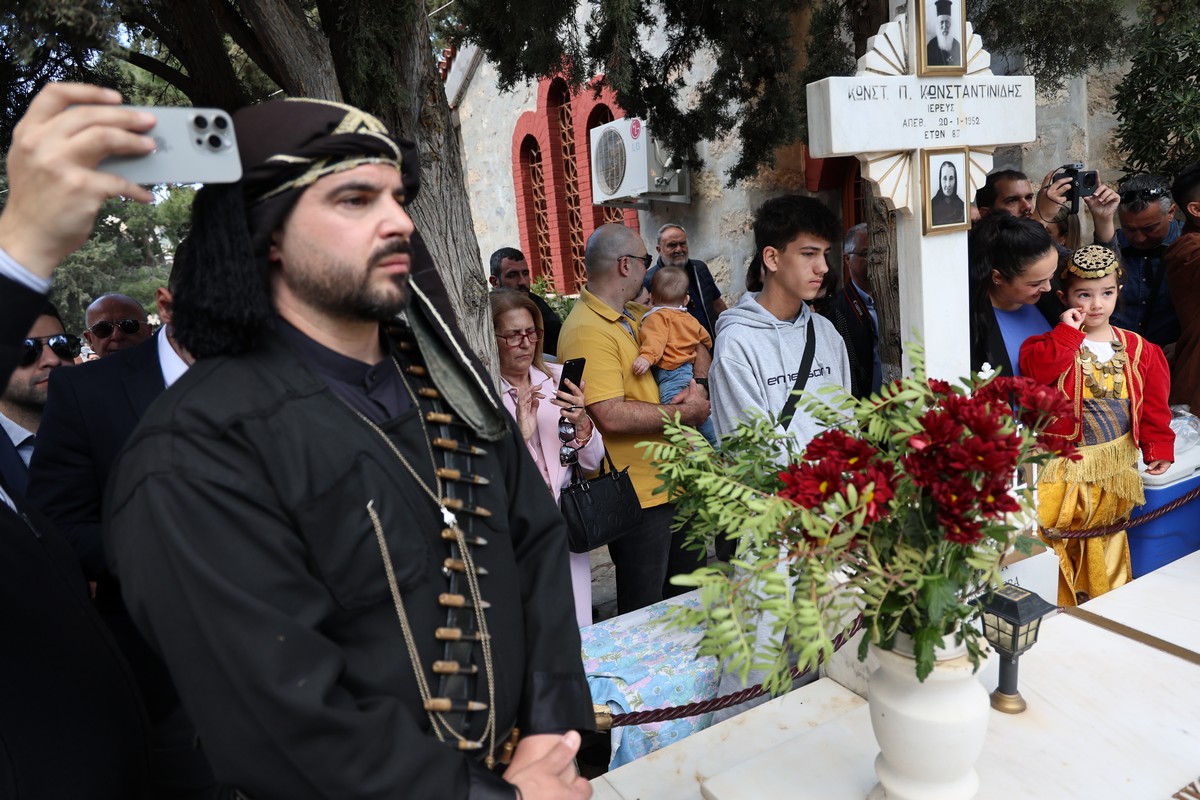 Ποντιακή λίρα και νταούλι αντήχησαν για τους νεκρούς στα κοιμητήρια της Καλαμαριάς (ΦΩΤΟ)
