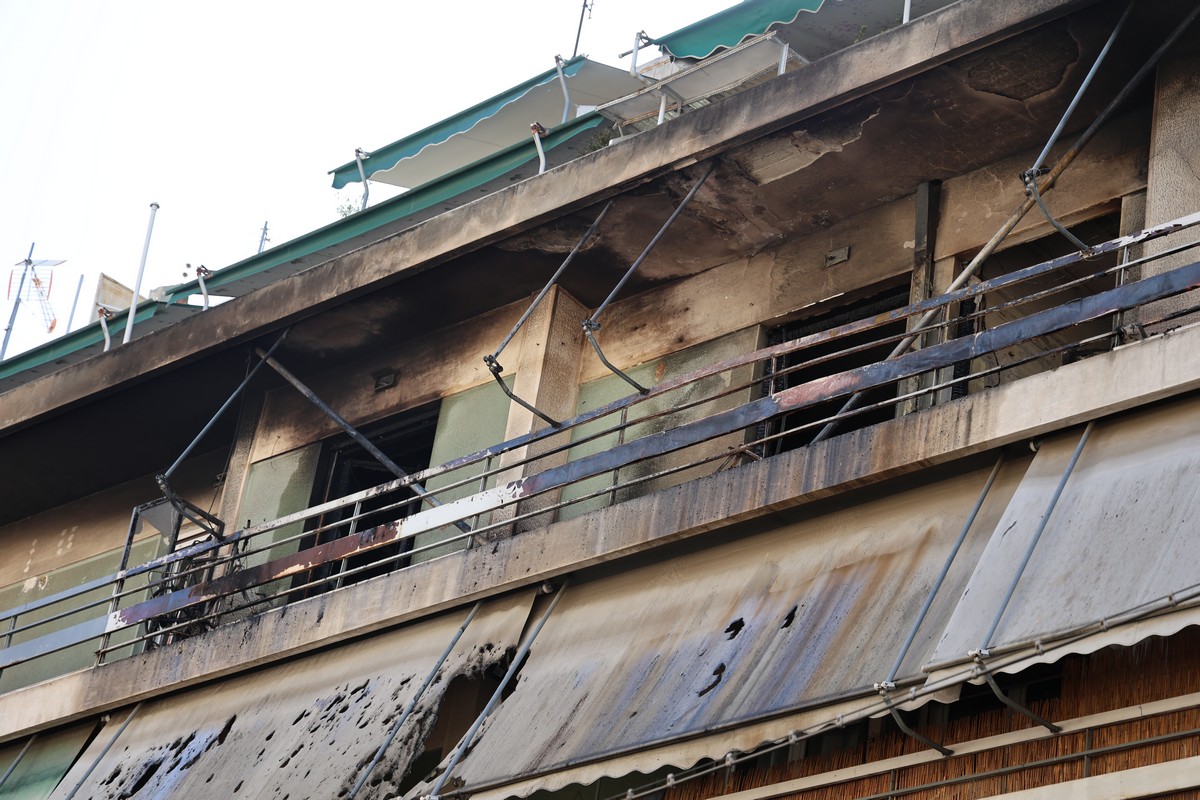 Διαμέρισμα τυλίχθηκε στις φλόγες – Έχασαν τη ζωή τους δύο άτομα (VIDEO)