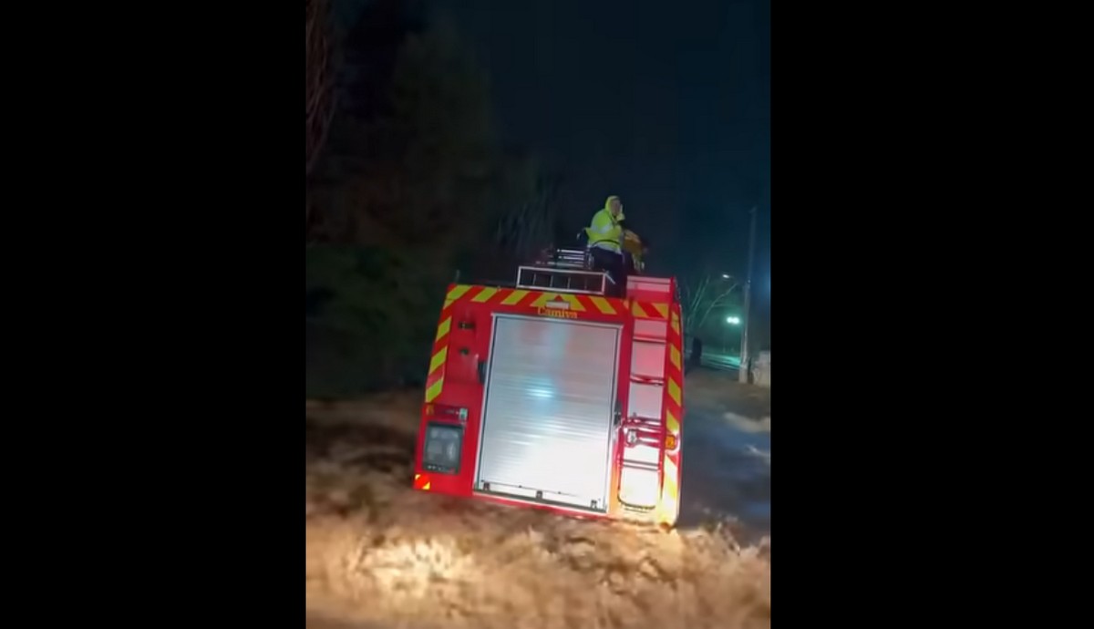 Πυροσβεστικό όχημα εγκλωβίστηκε σε χείμαρρο (VIDEO)