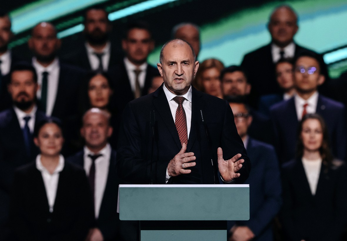 O Φιλορώσος Ρούμεν Ράντεφ κερδίζει τις εκλογές στη Βουλγαρία