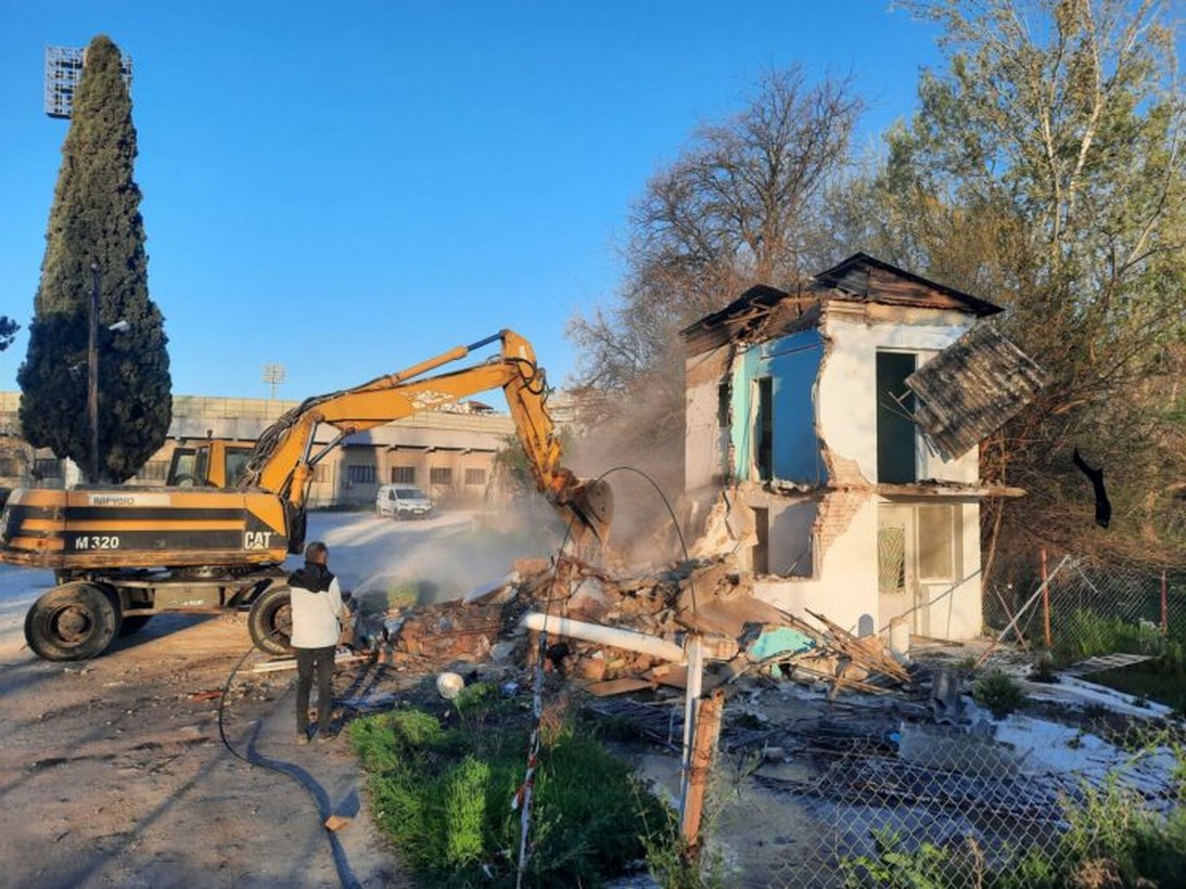 Ξεκίνησαν οι κατεδαφίσεις ετοιμόρροπων κτηρίων στο Κεντρικό Πάρκο Σερρών