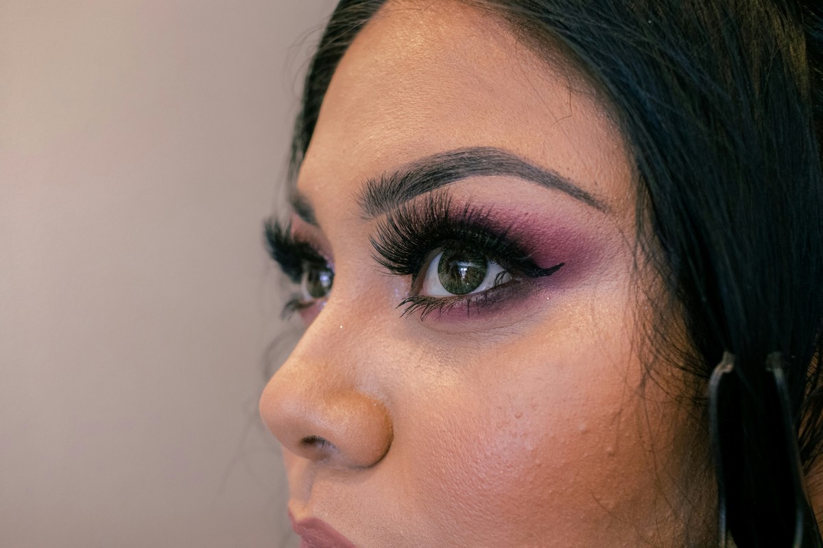 Η «μαγική» απόχρωση στη σκιά ματιών που αναζωογονεί το βλέμμα μετά τα 40