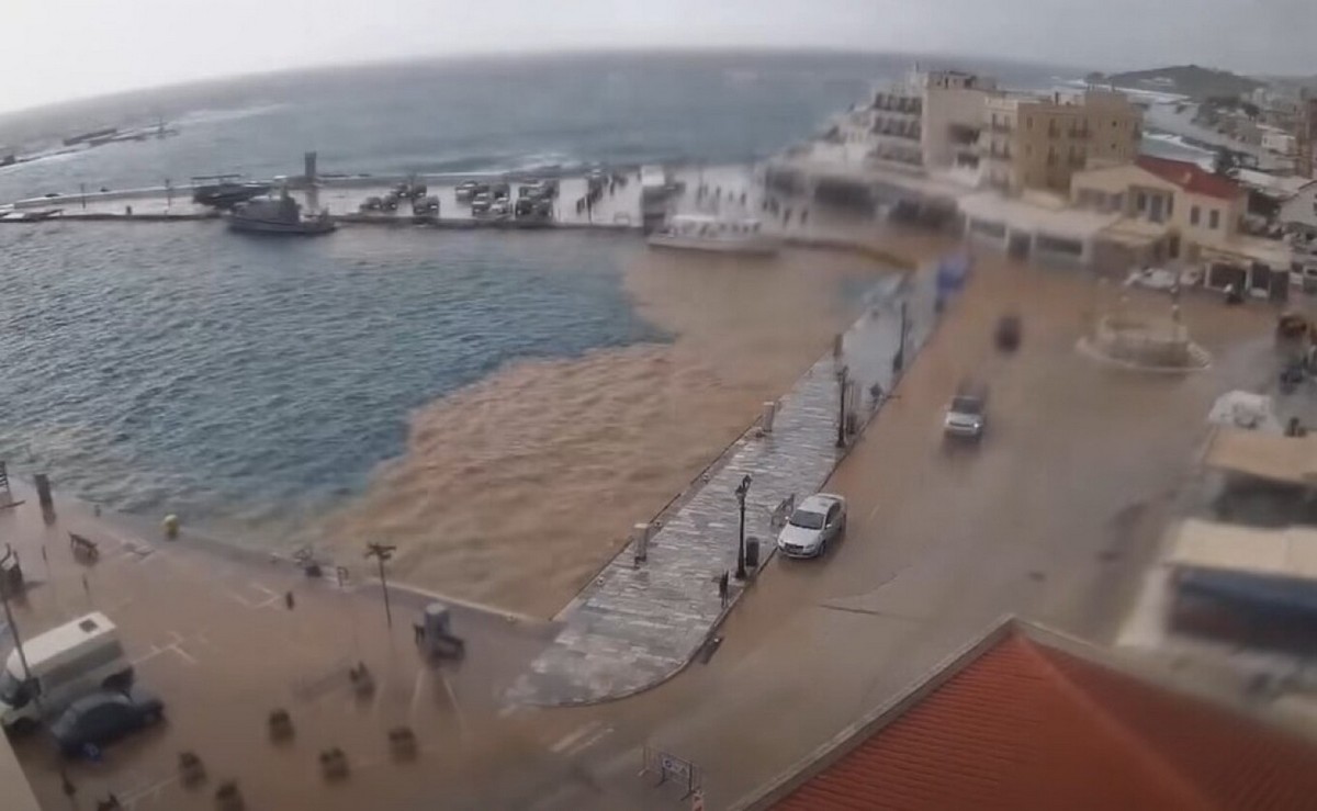 Εντυπωσιακό time-lapse από τη θάλασσα στην Τήνο που γίνεται καφέ μέσα σε 5′ λόγω της κακοκαιρίας