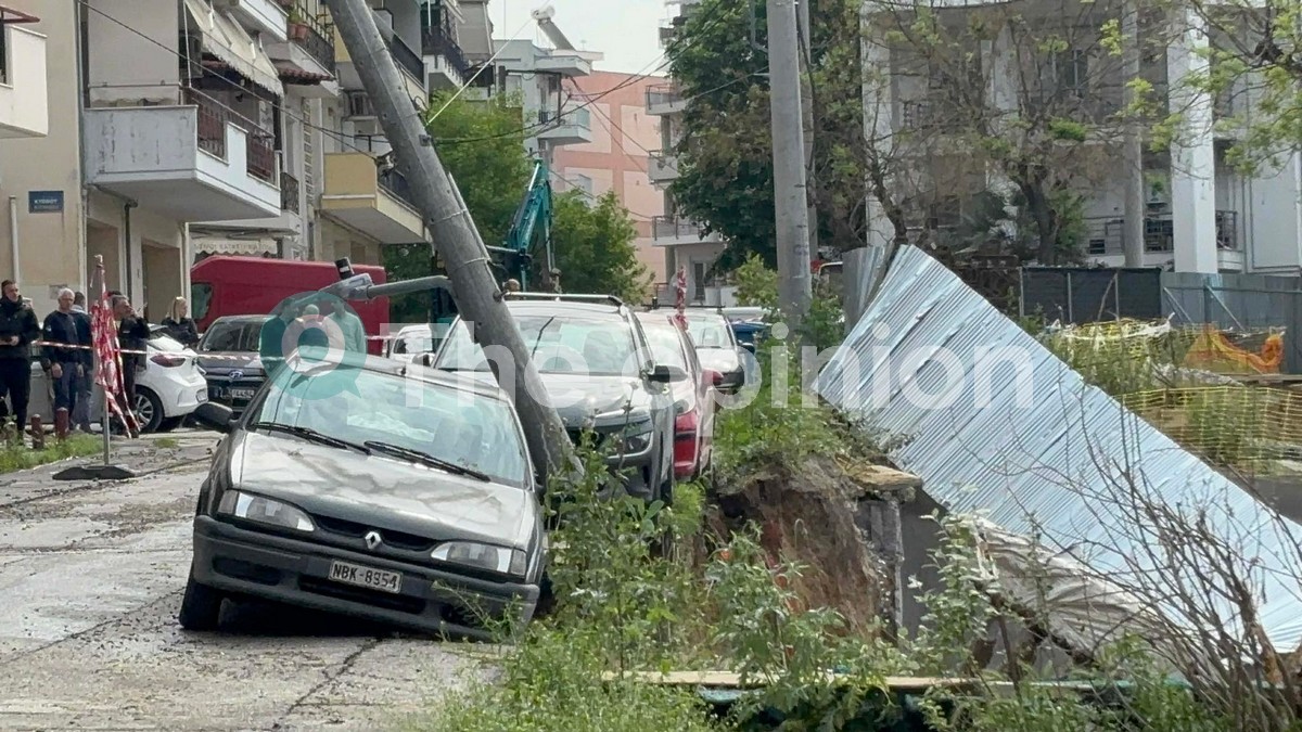 Τοιχίο κατέρρευσε στους Στάβλους Παπάφη κατά τη διάρκεια εργασιών για οπτική ίνα – Στον «αέρα» οχήματα (ΦΩΤΟ-VIDEO)
