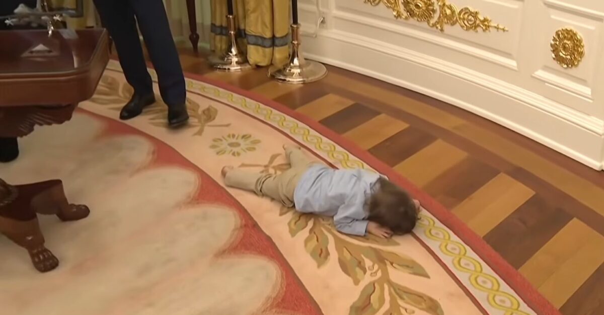 Ο μπόμπιρας που «μάγεψε» τον Λευκό Οίκο: «Λύγισε» μέχρι και ο Ντόναλντ Τραμπ με τον μπόμπιρα που γεννήθηκε κωφός (VIDEO)