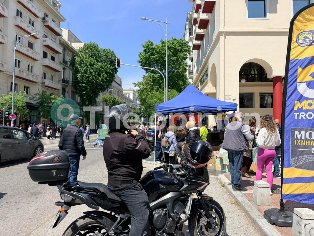 Θεσσαλονίκη: Αστυνομικοί και μοτοσικλετιστές μοίρασαν κράνη σε οδηγούς δικύκλων (ΦΩΤΟ)