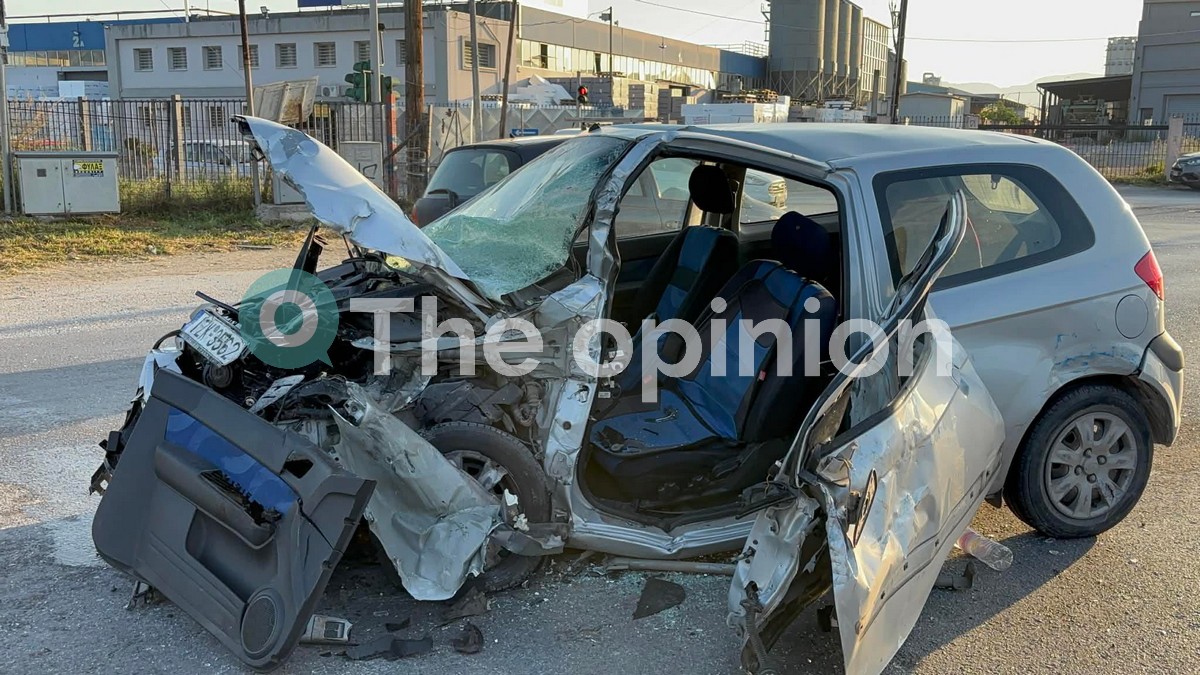 Θεσσαλονίκη: Σφοδρή σύγκρουση ΙΧ με φορτηγό – Σοκάρουν οι φωτογραφίες