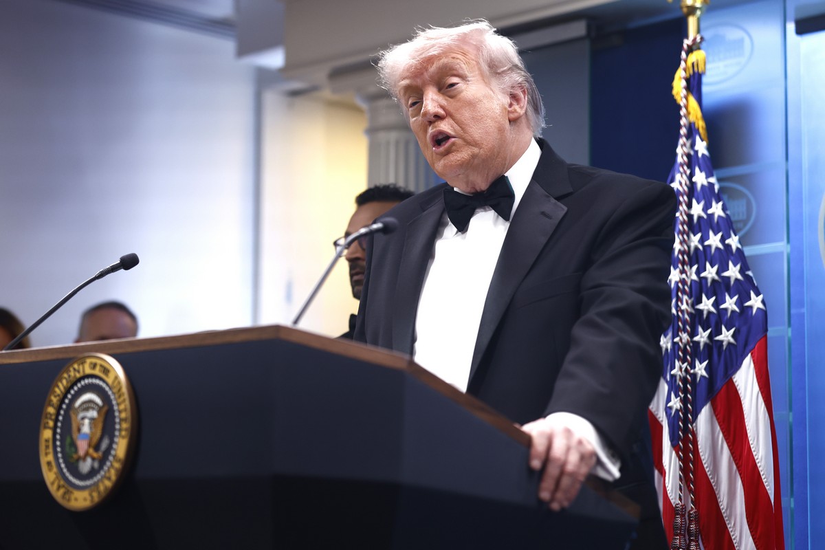 Θρίλερ στο ετήσιο δείπνο ανταποκριτών του Λευκού Οίκου – Φυγάδευσαν Τραμπ και Βανς μετά από πυροβολισμούς (VIDEO)