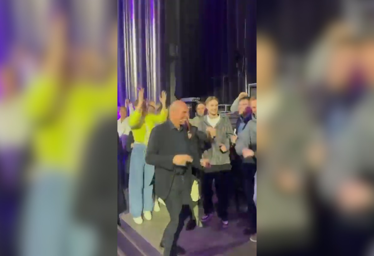 Ο Γιάνης Βαρουφάκης χόρεψε στη Μόσχα techno κομμάτι με το όνομά του και έγινε viral (VIDEO)