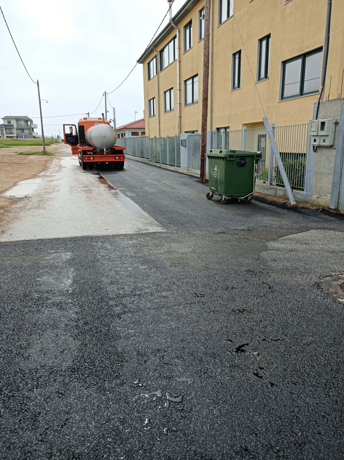 Χαλκιδική: Αποκατάσταση κακοτεχνίας στον δρόμο έξω από το δημοτικό Γερακινής-Καλυβών (ΦΩΤΟ)