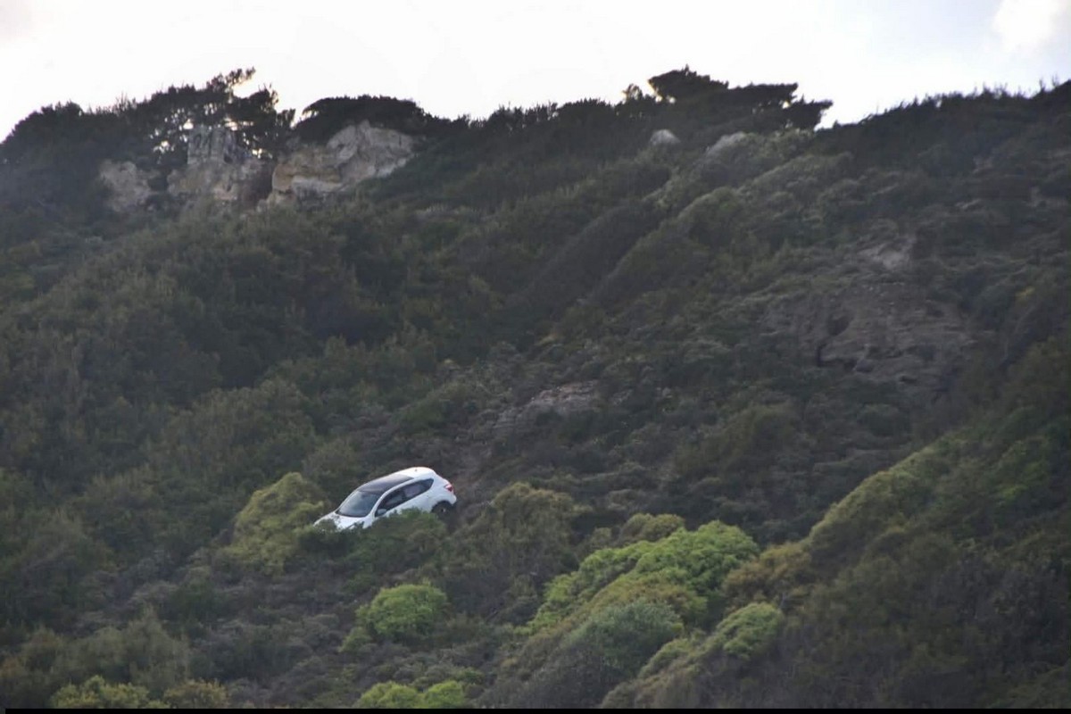 Άνδρας προσπάθησε να ρίξει στο γκρεμό την εν διαστάσει σύζυγό του και το παιδί τους (VIDEO)