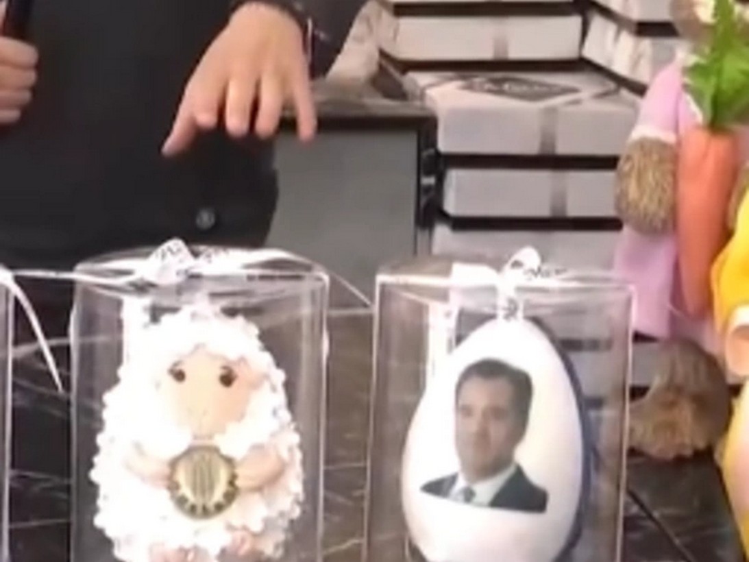 Ζαχαροπλαστείο πουλάει πασχαλινά αυγά «Άδωνις Γεωργιάδης», «ΟΠΕΚΕΠΕ» και «Ζωή Κωνσταντοπούλου»