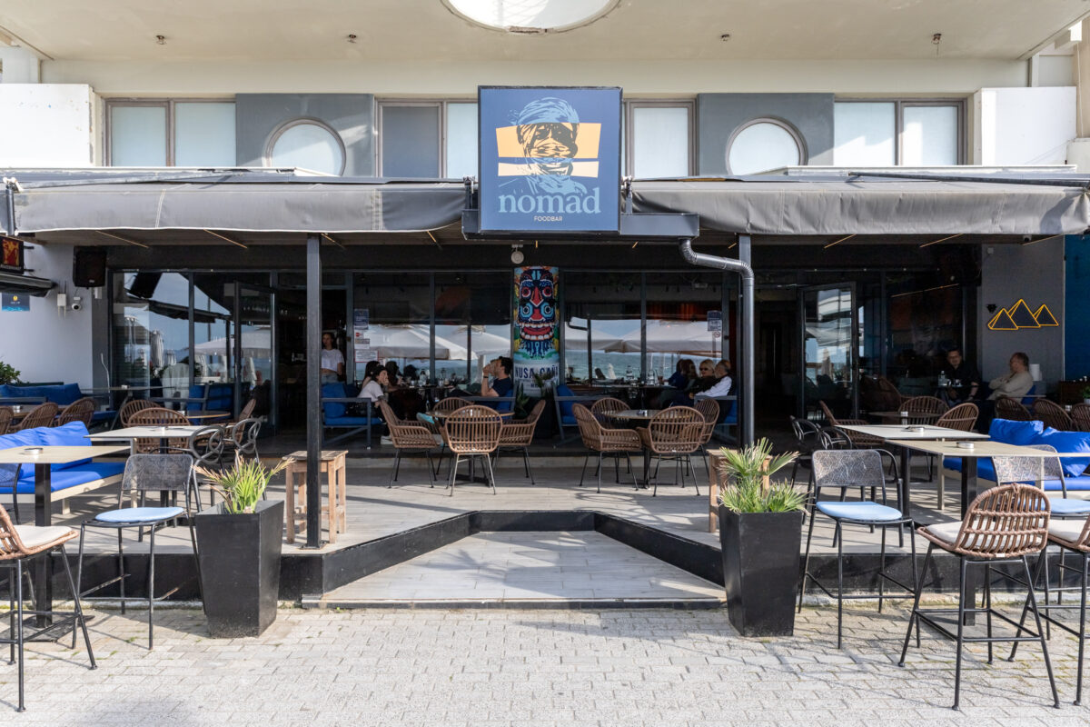 Nomad Food Bar – Εκεί όπου η καλοκαιρινή χαλάρωση, η γεύση και η δημιουργική καθημερινότητα συναντιούνται δίπλα στη θάλασσα