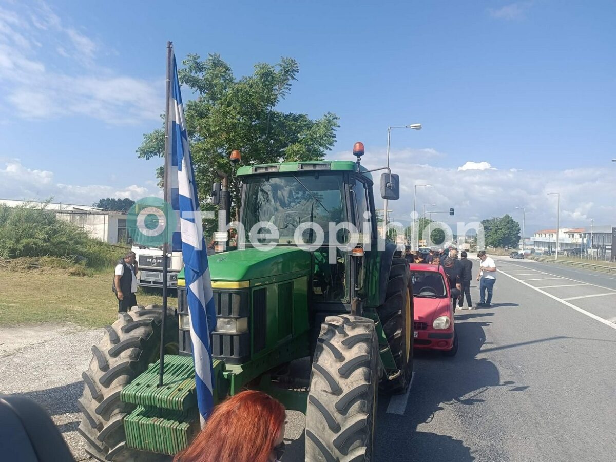 Σέρρες: Αγρότες έφτασαν με τρακτέρ στη διασταύρωση Λευκώνα (ΦΩΤΟ)