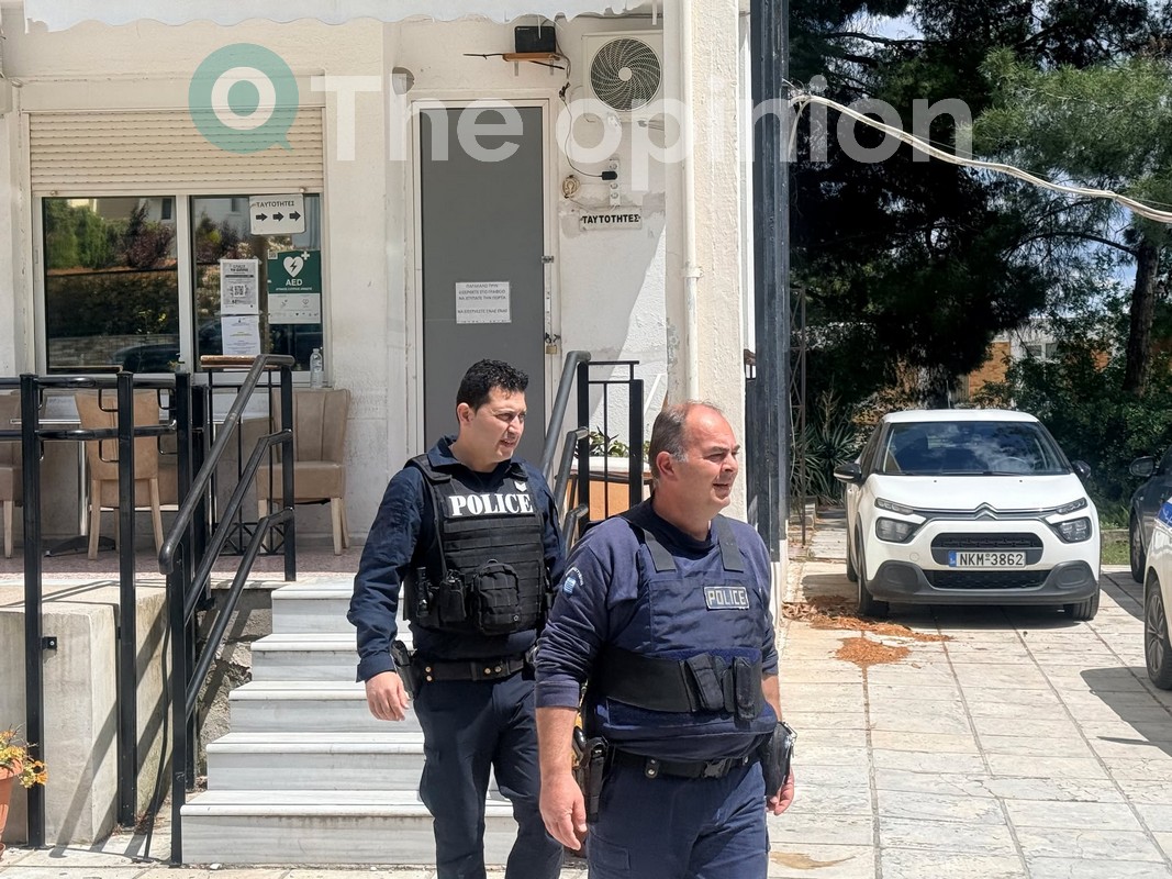 Φωτιά σε σκεπή οικίας στο Ωραιόκαστρο: Τι λένε στο TheOpinion οι αστυνομικοί που απεγκλώβισαν μητέρα και τρία παιδιά (VIDEO)
