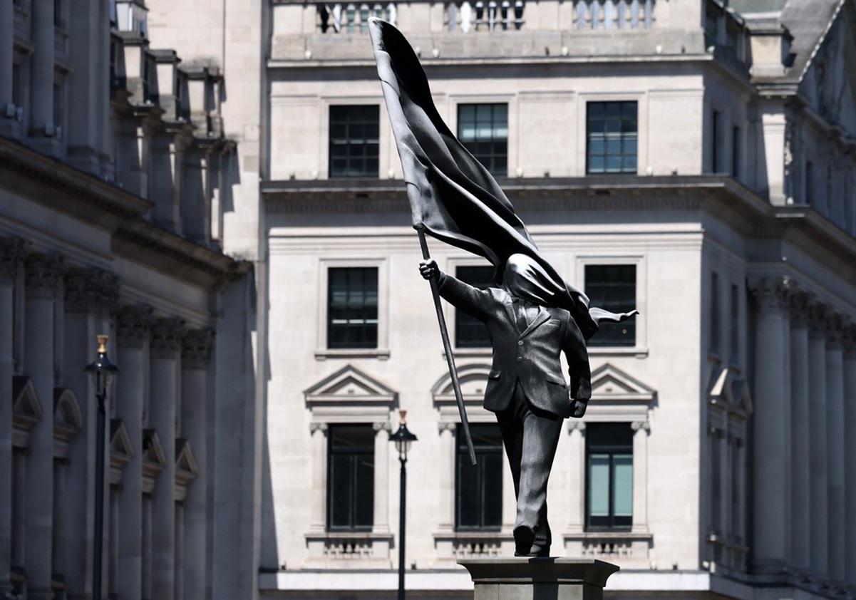 Το νέο άγαλμα στο Waterloo Place, και η τυφλή Ευρώπη