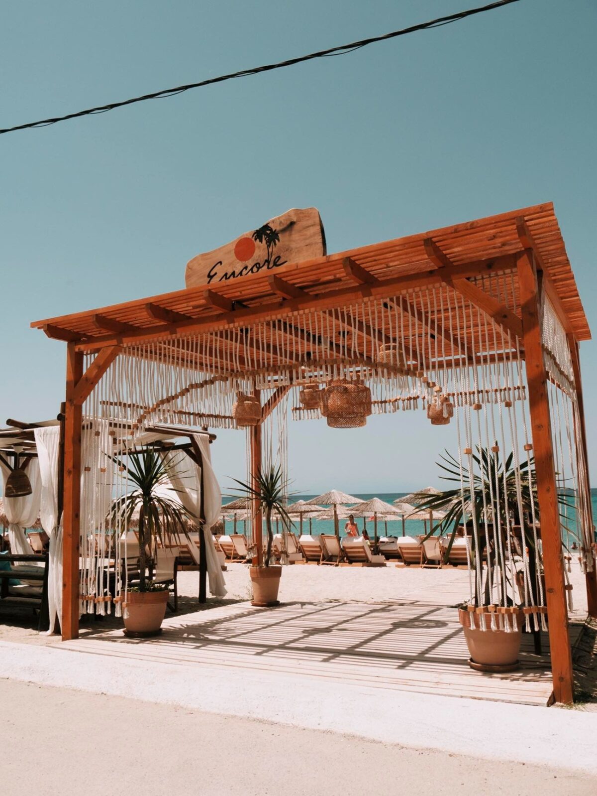 Encore Beach Bar στο Ποσείδι Χαλκιδικής: Το summer hotspot που θα γίνει το αγαπημένο σου!