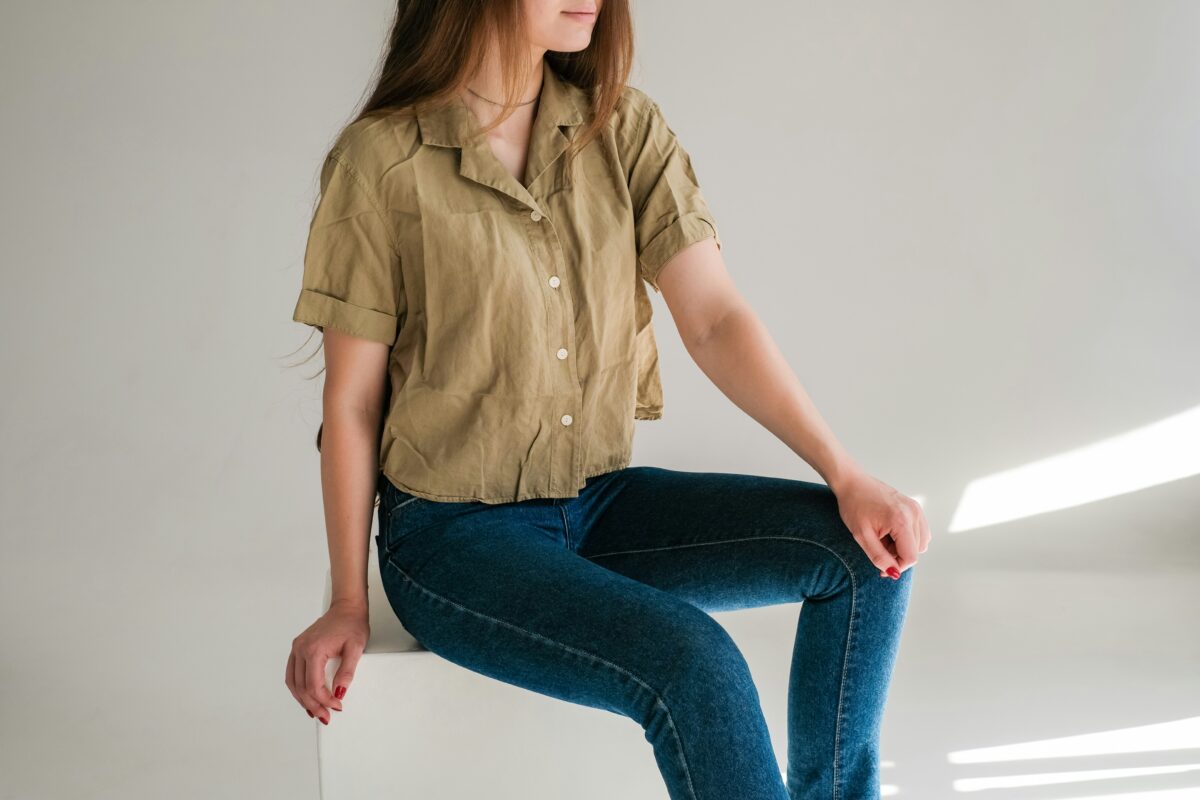 Το πουκάμισο ξανασυστήνεται – Το styling trick που αλλάζει τη σιλουέτα χωρίς νέα ρούχα (VIDEO)